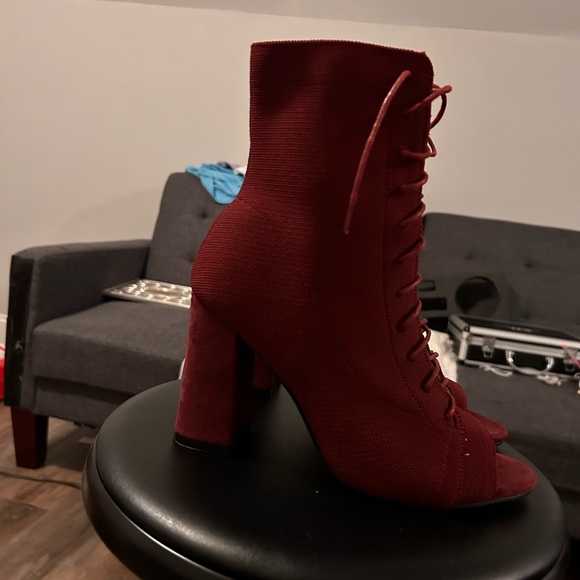 Cute size 9 burgundy ankle tie up boots - Picture 8 of 8